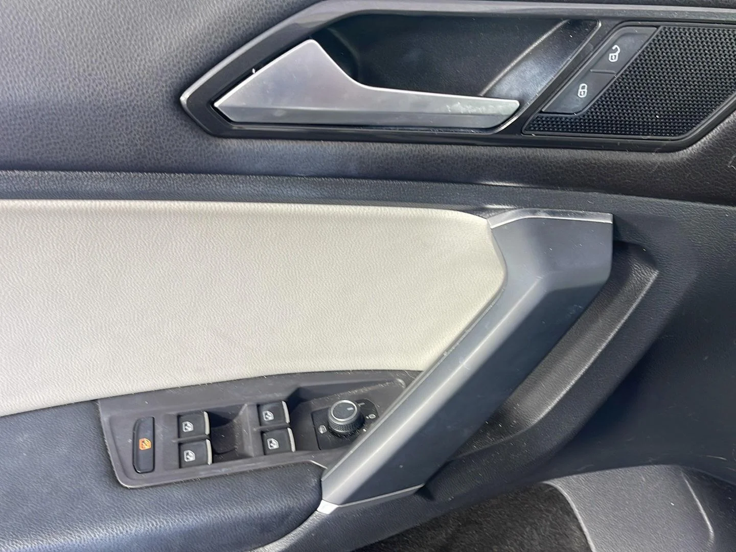 Used 2018 White Silver Metallic Volkswagen SE image 13