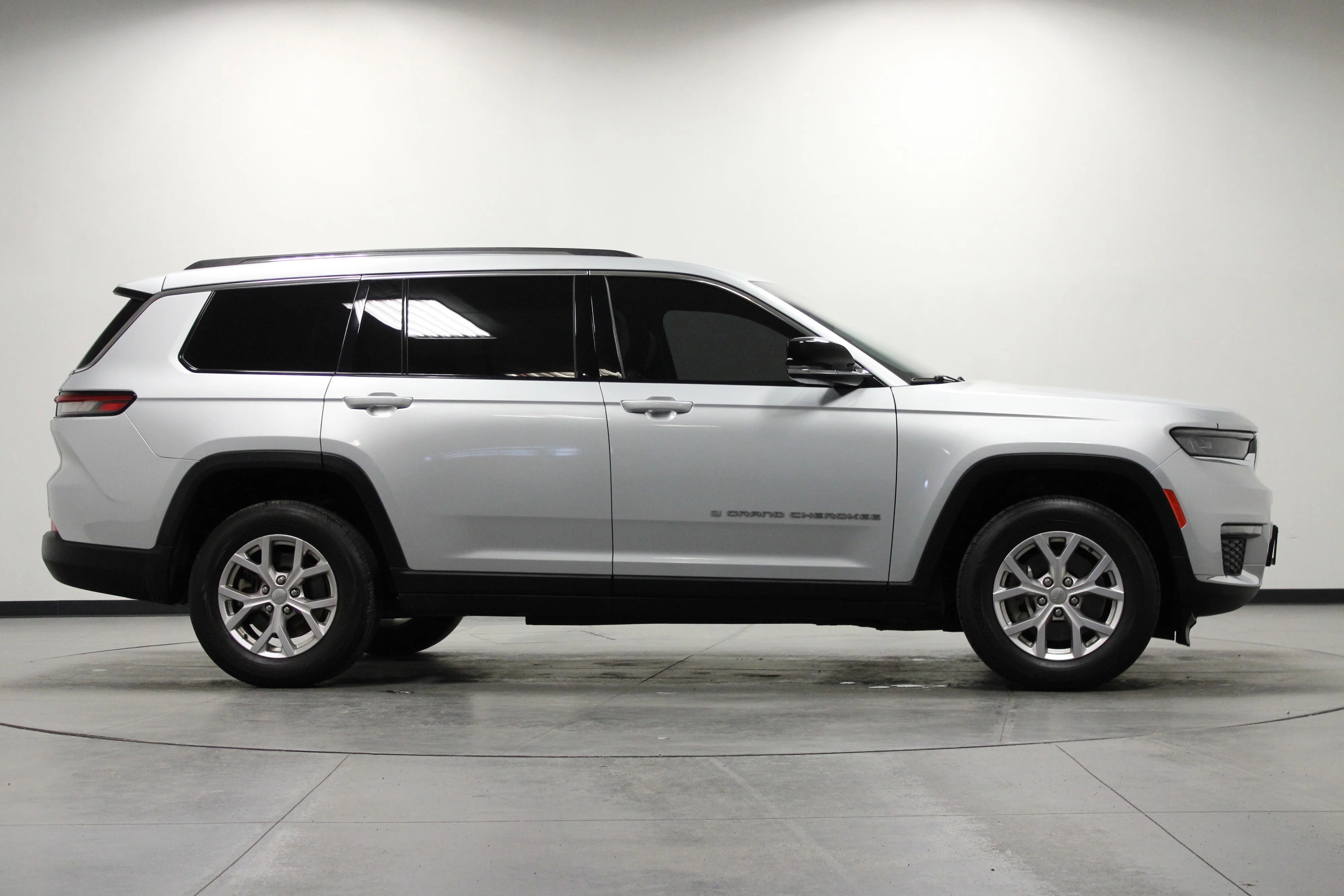 Used 2021 Silver Zynith Jeep Limited image 3