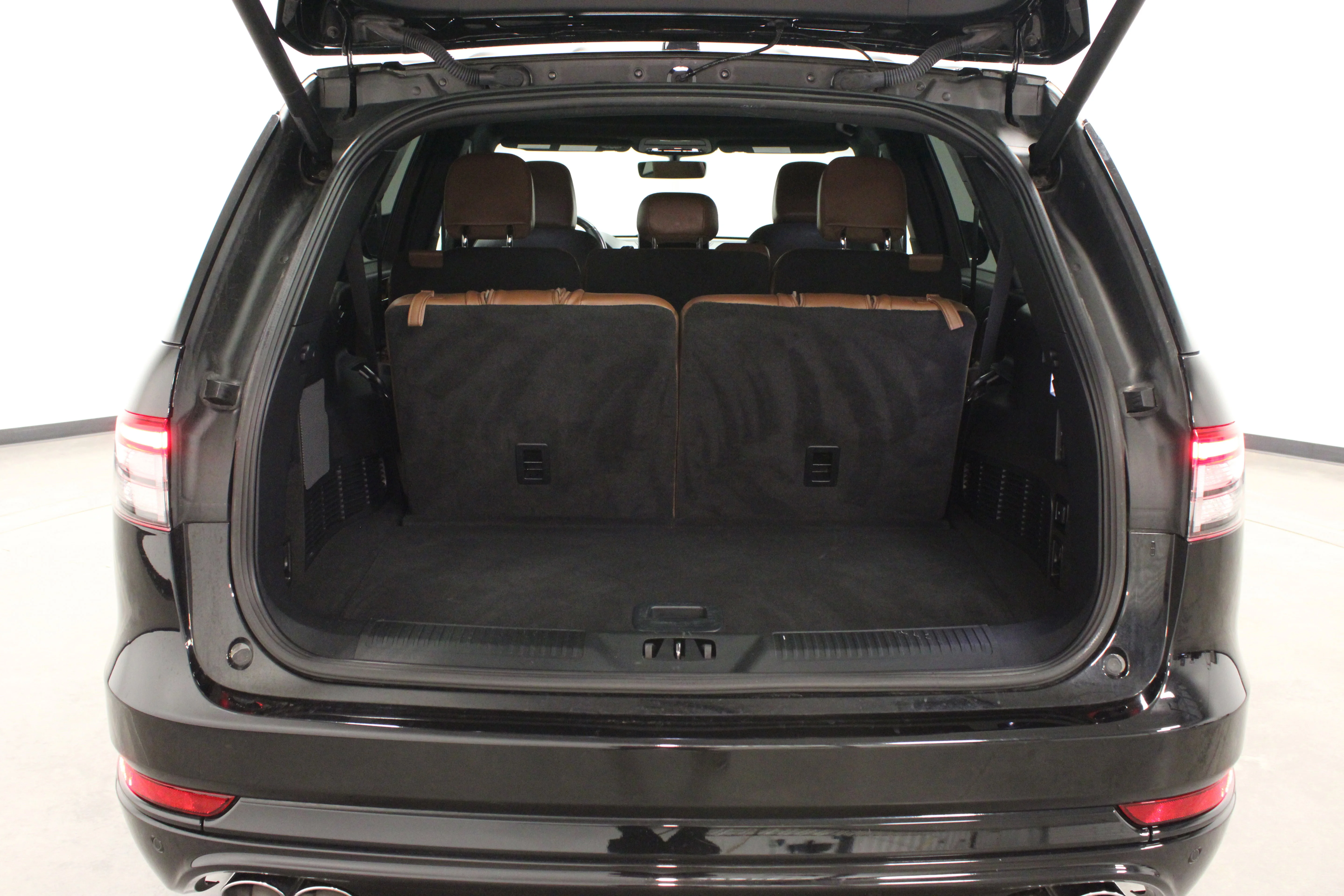 Used 2023 Black Metallic Lincoln Grand Touring image 15