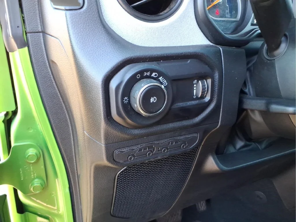 Used 2025 Green Jeep Sport S image 19