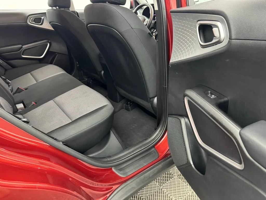 Used 2025 Orange Kia  image 32
