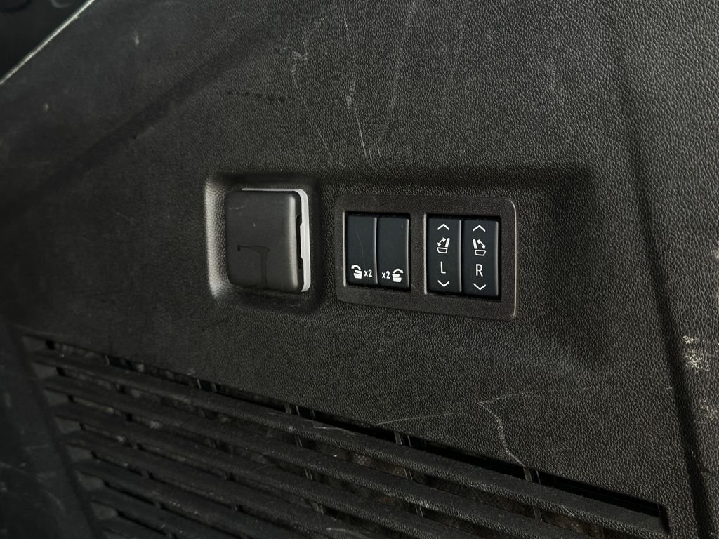 2025 GMC Yukon XL Denali - Photo 16