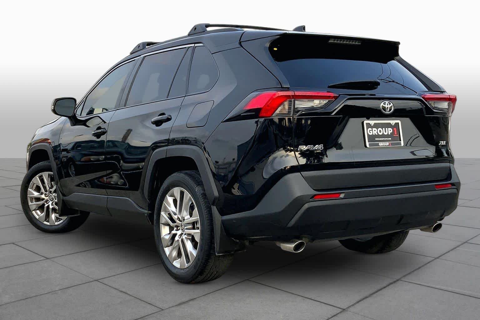 Used 2021 Midnight Black Metallic Toyota XLE Premium image 11