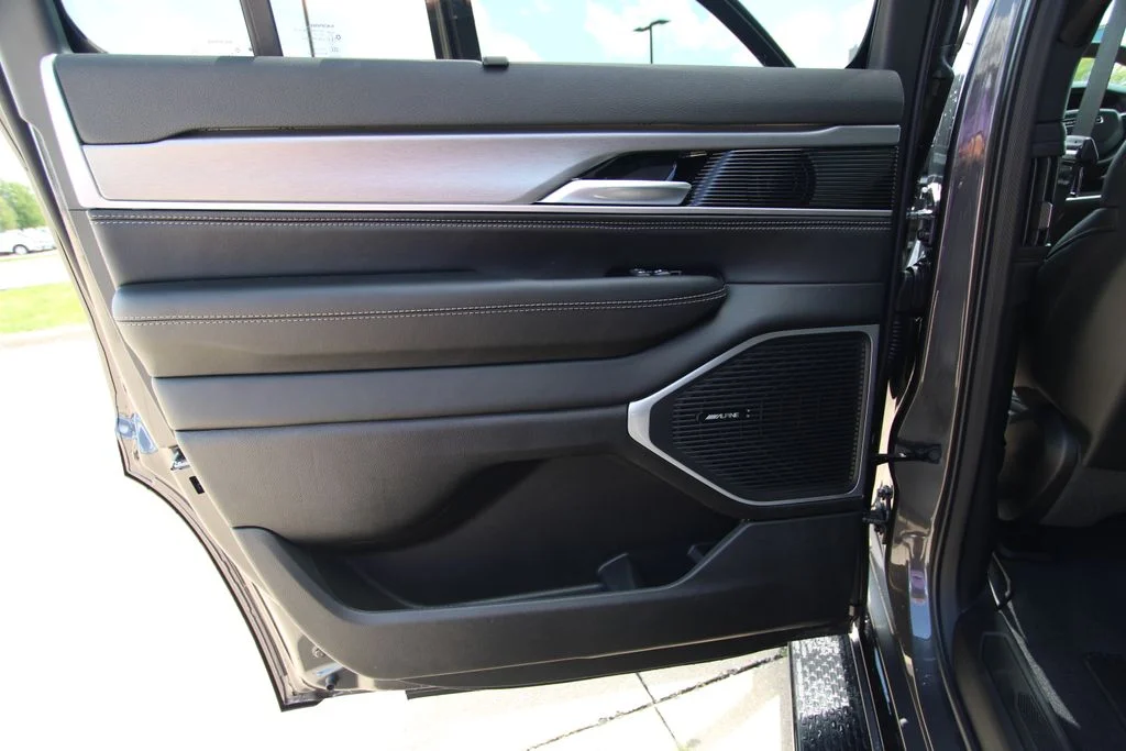 New 2026 Baltic-Gray Metallic Clear-Coat Exterior Paint Jeep Limited Altitude image 49