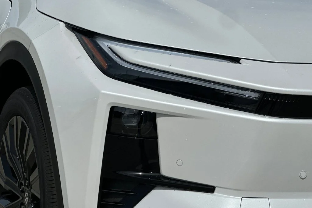 New 2027 Wind Chill Pearl with Midnight Black Metallic roof <sup>1</sup> Toyota  XSE image 31