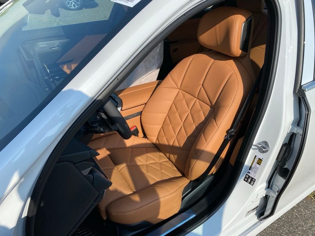 New 2027 Mineral White Metallic BMW 740i xDrive image 13