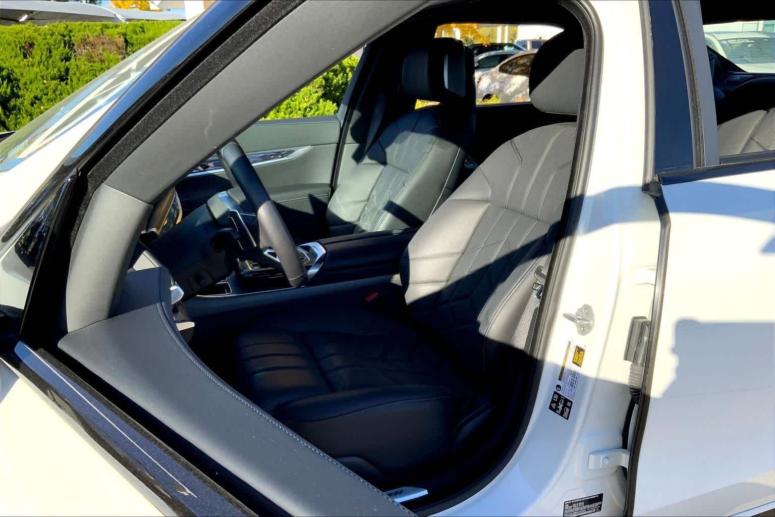 2025 BMW 7 Series 760i - Photo 9