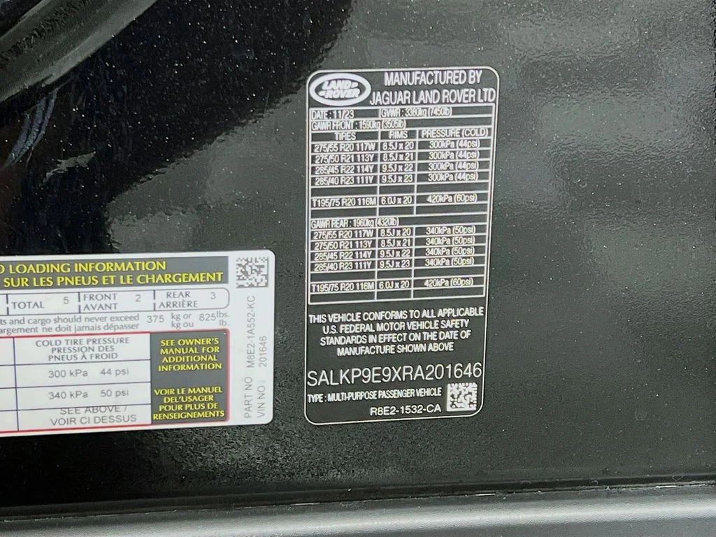 Used 2024 Santorini Black Metallic Land Rover SE image 34