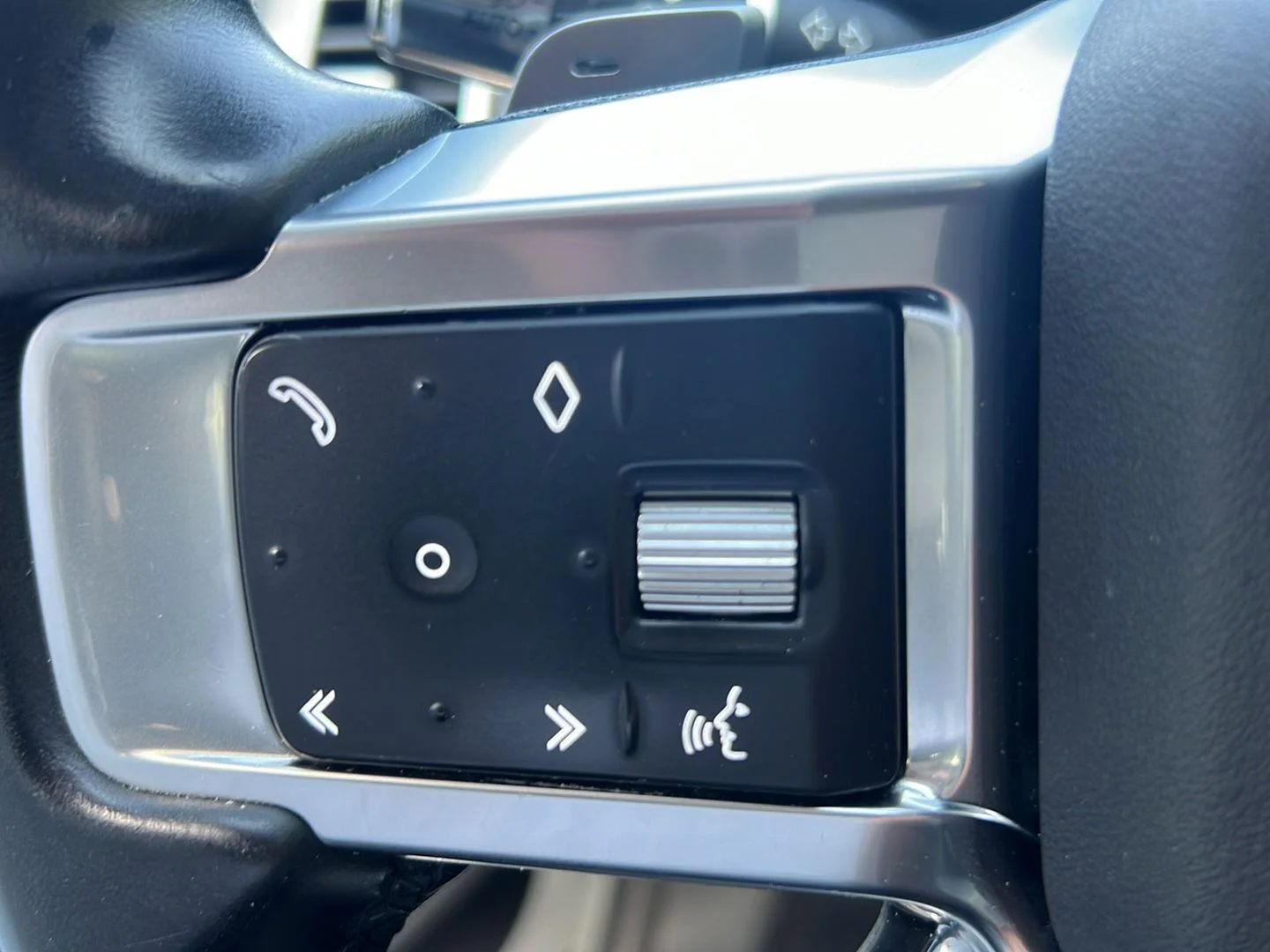 Certified Used 2022 Fuji White Land Rover S R-Dynamic image 13