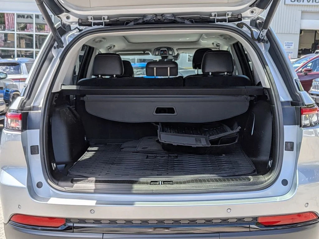 Used 2023 Silver Jeep Limited image 8