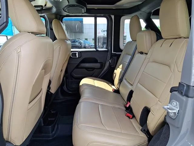 Used 2018 Gray Jeep Sahara 4x4 image 11