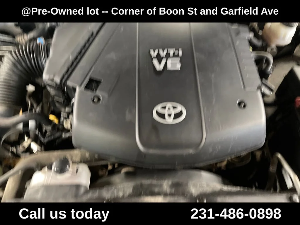 Used 2013 White Toyota Base image 10