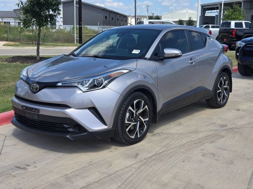 Used 2019 Silver Toyota XLE image 3