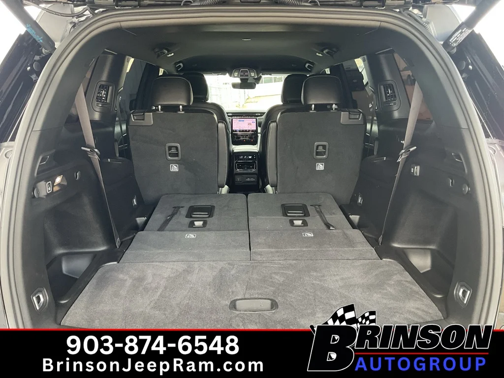 Used 2025 Diamond Black Crystal Pearlcoat Jeep Limited image 10