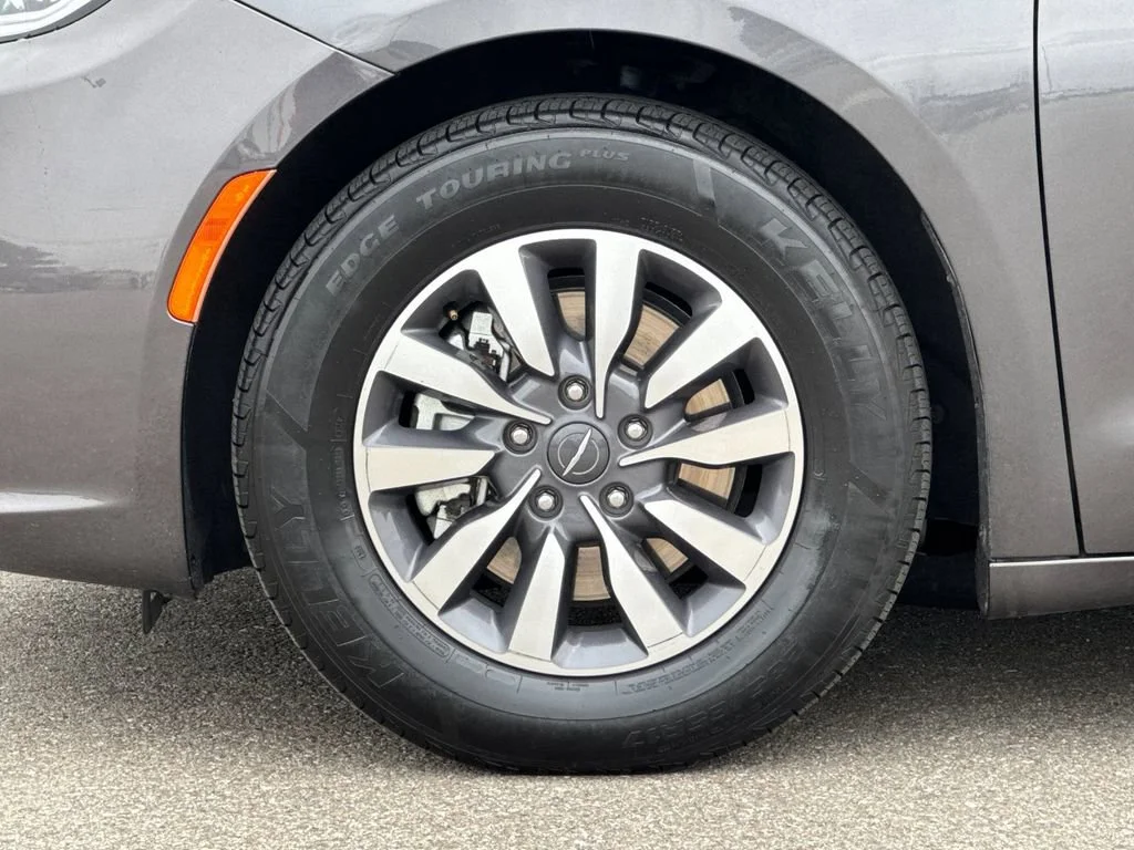 Used 2023  Chrysler Hybrid Touring L image 31