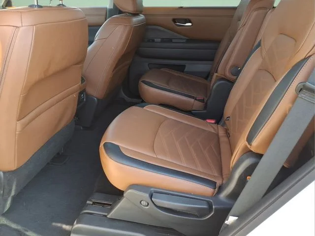 Used 2024 White Nissan Platinum image 12