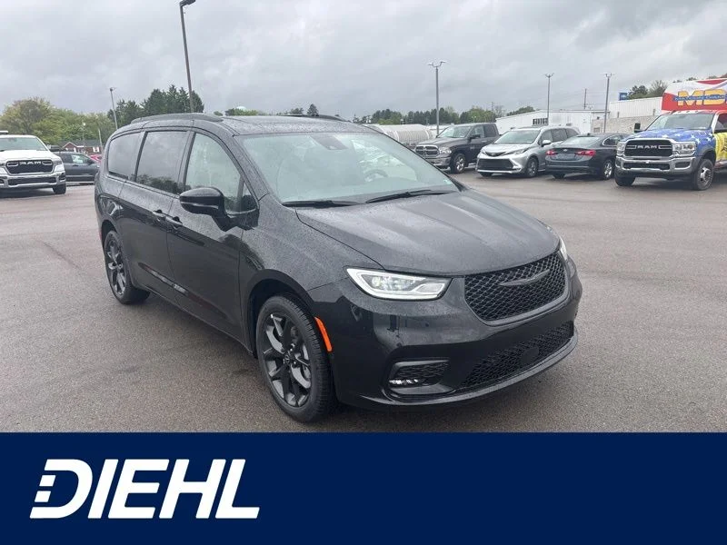 2026 Chrysler Pacifica Limited AWD's photo