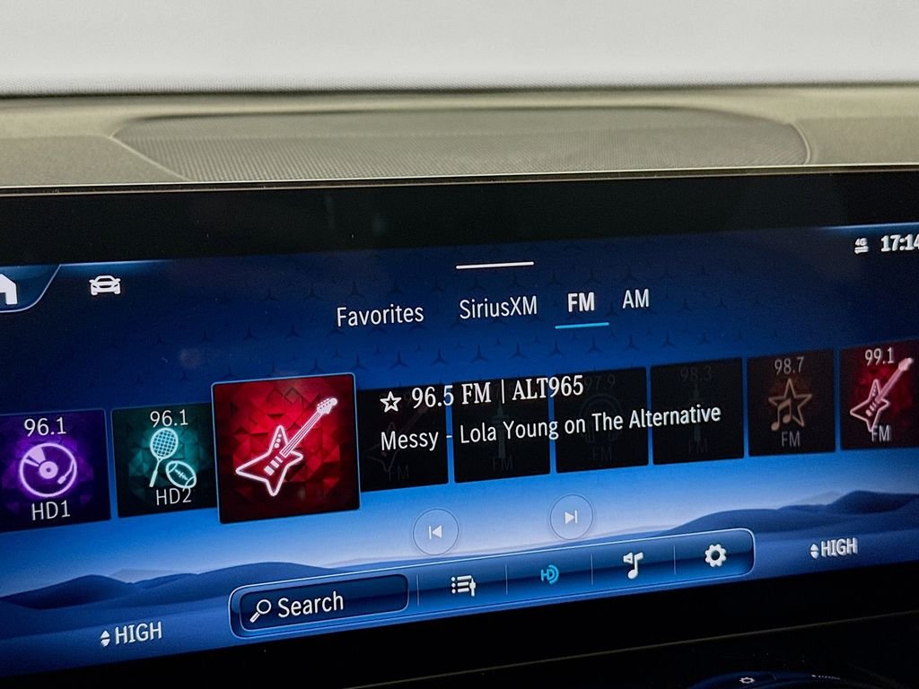 Used 2025 White Mercedes-Benz GLB 250 image 15