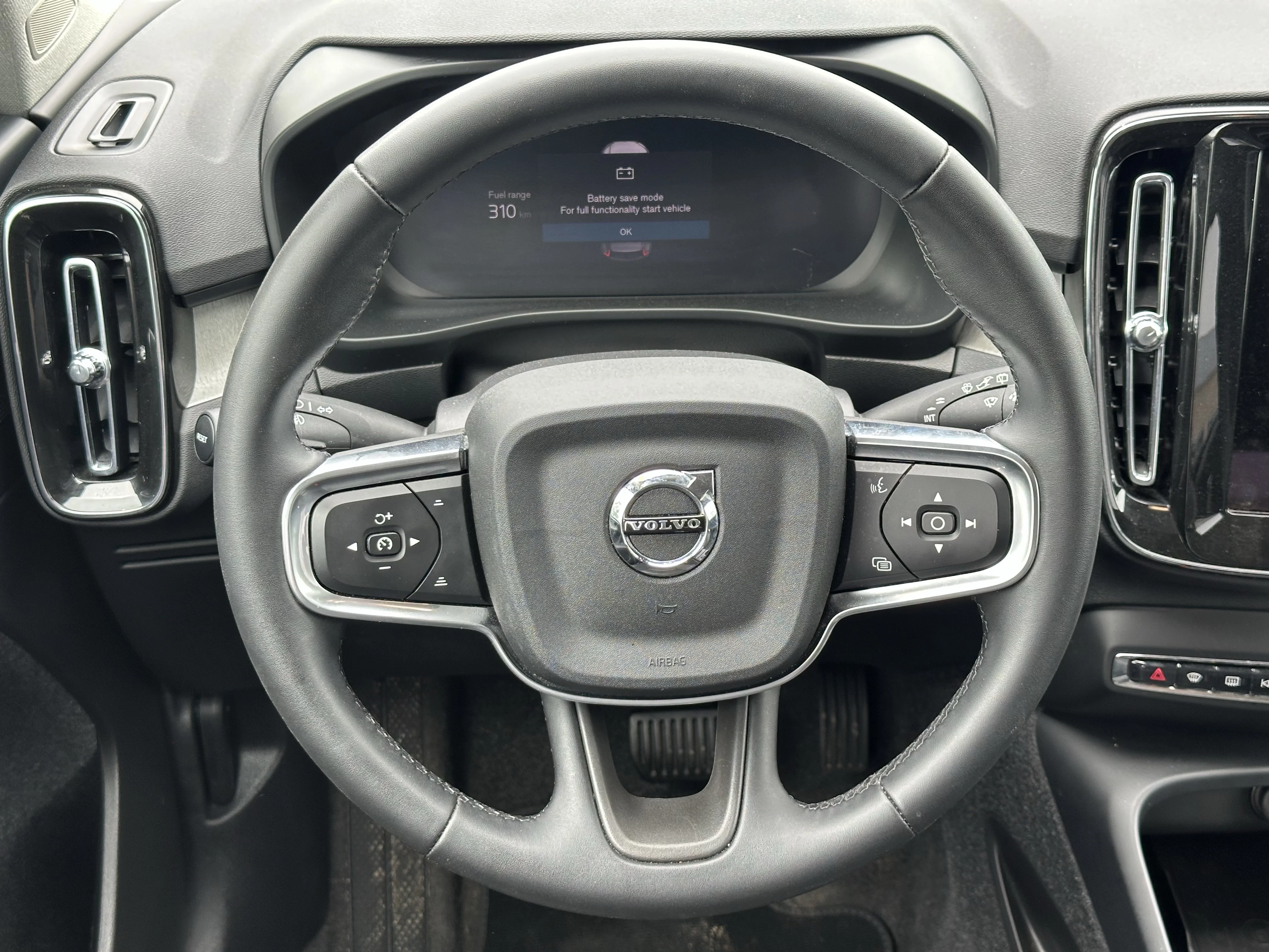 Certified Used 2025  Volvo Core Bright Theme image 11