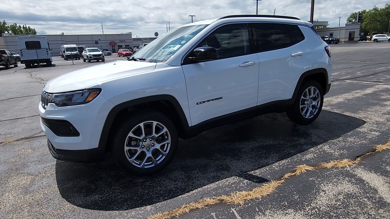 Used 2022 White Jeep Latitude Lux image 4