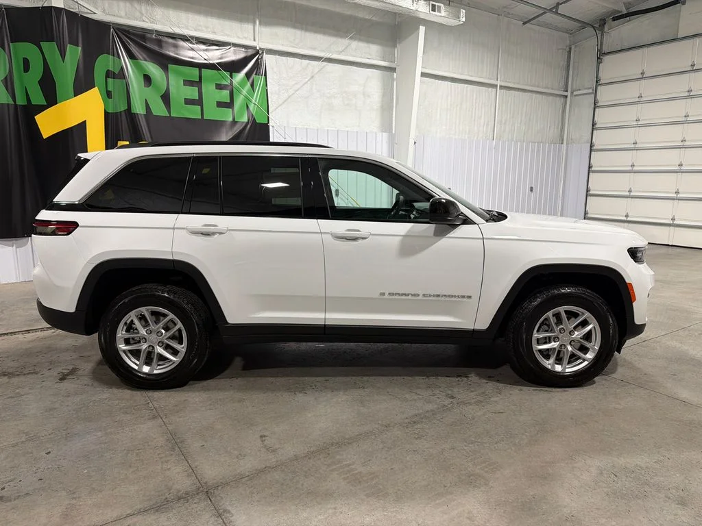 New 2026 Bright White Clear-Coat Exterior Paint Jeep Laredo X image 4
