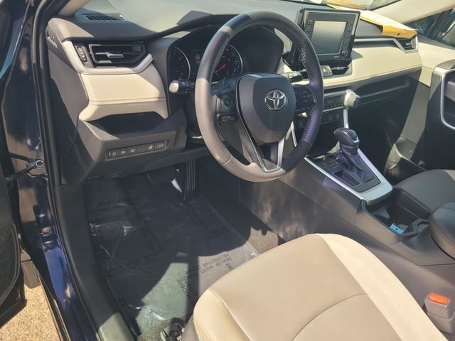 Used 2020  Toyota XLE Premium image 12