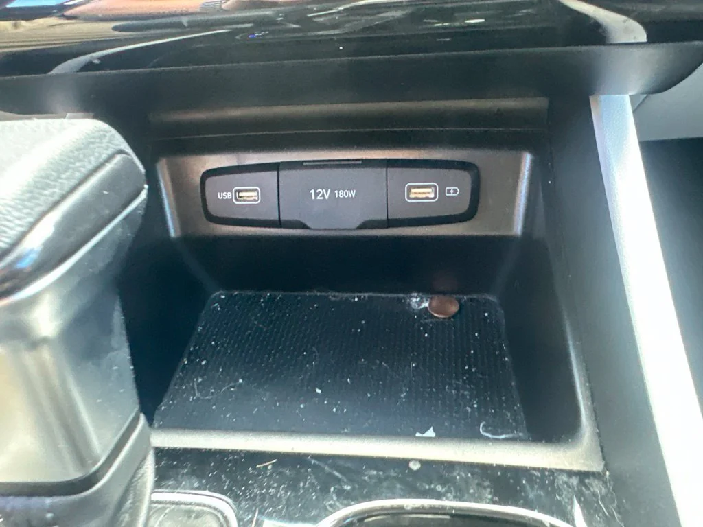Used 2022 Silver Hyundai SE image 23