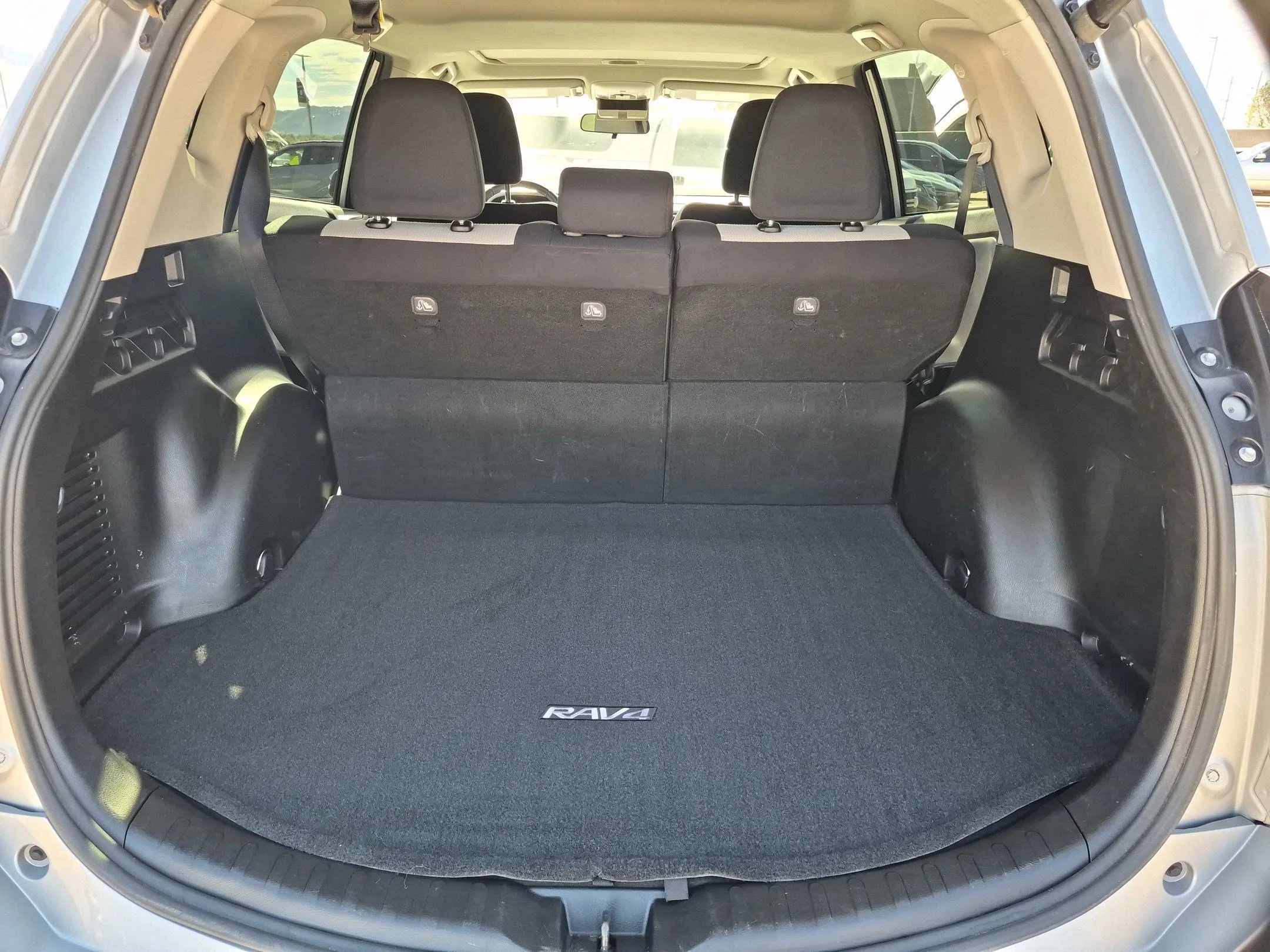 Used 2018 Silver Sky Metallic Toyota XLE image 32