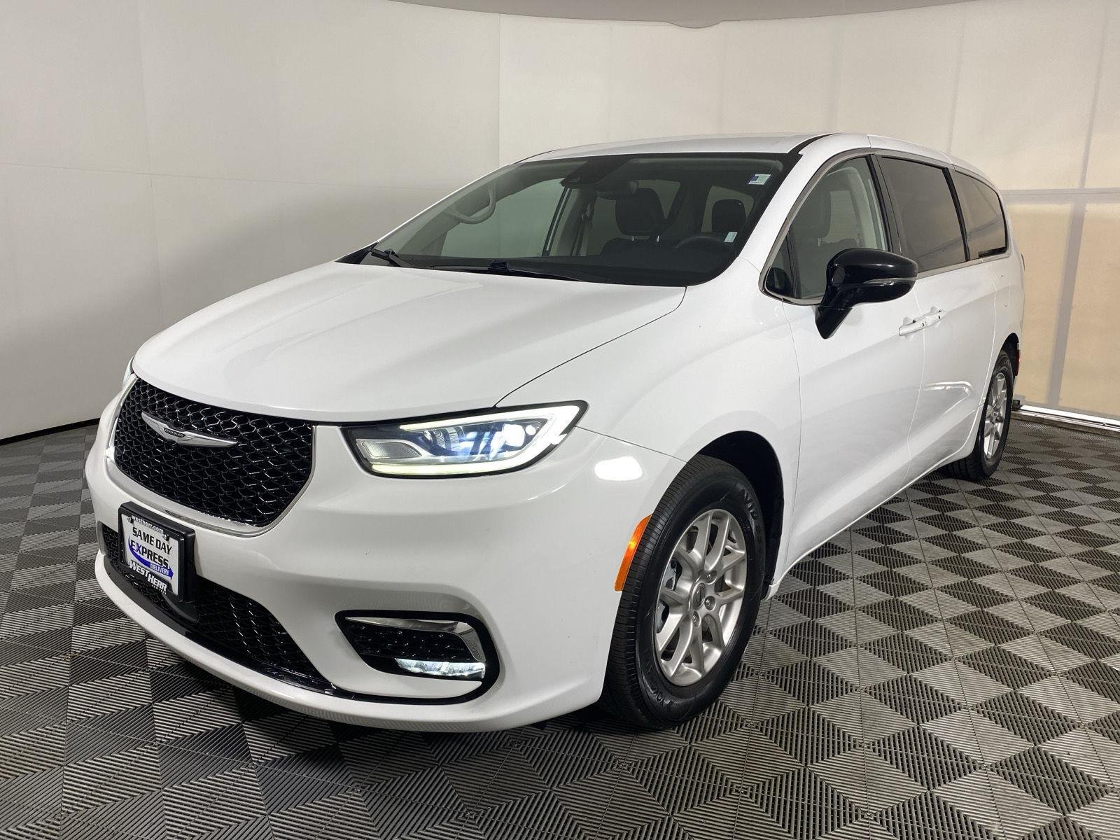 Used 2024 Bright White Clearcoat Chrysler Touring L image 11
