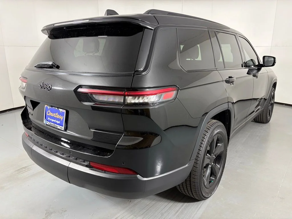 Used 2023 Black Jeep Altitude image 8