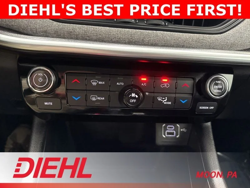 Used 2022 White Jeep Latitude image 31