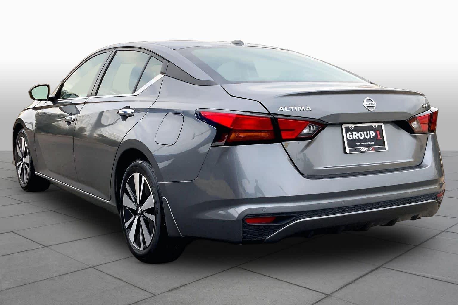 Used 2022 Gun Metallic Nissan 2.5 SV image 12