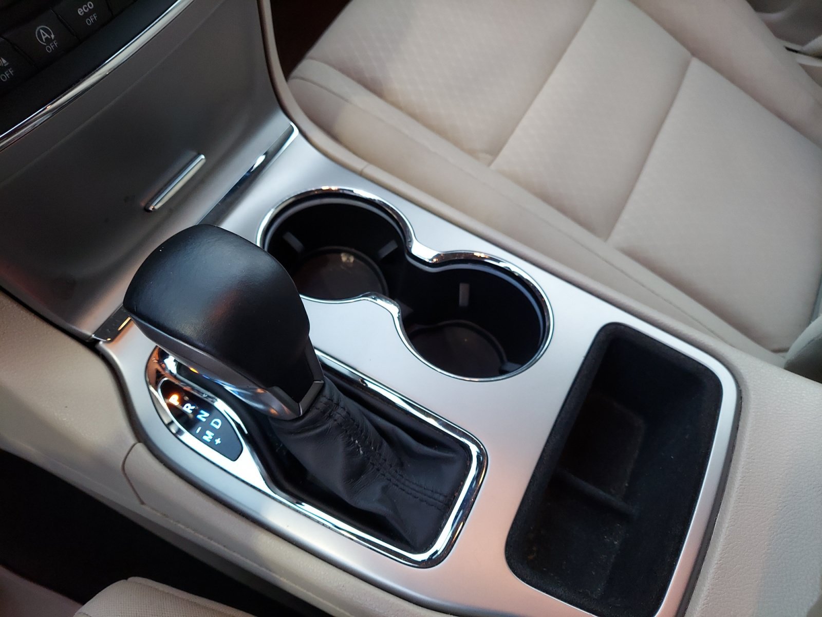 Used 2019 Bright White Clearcoat Jeep Laredo image 22