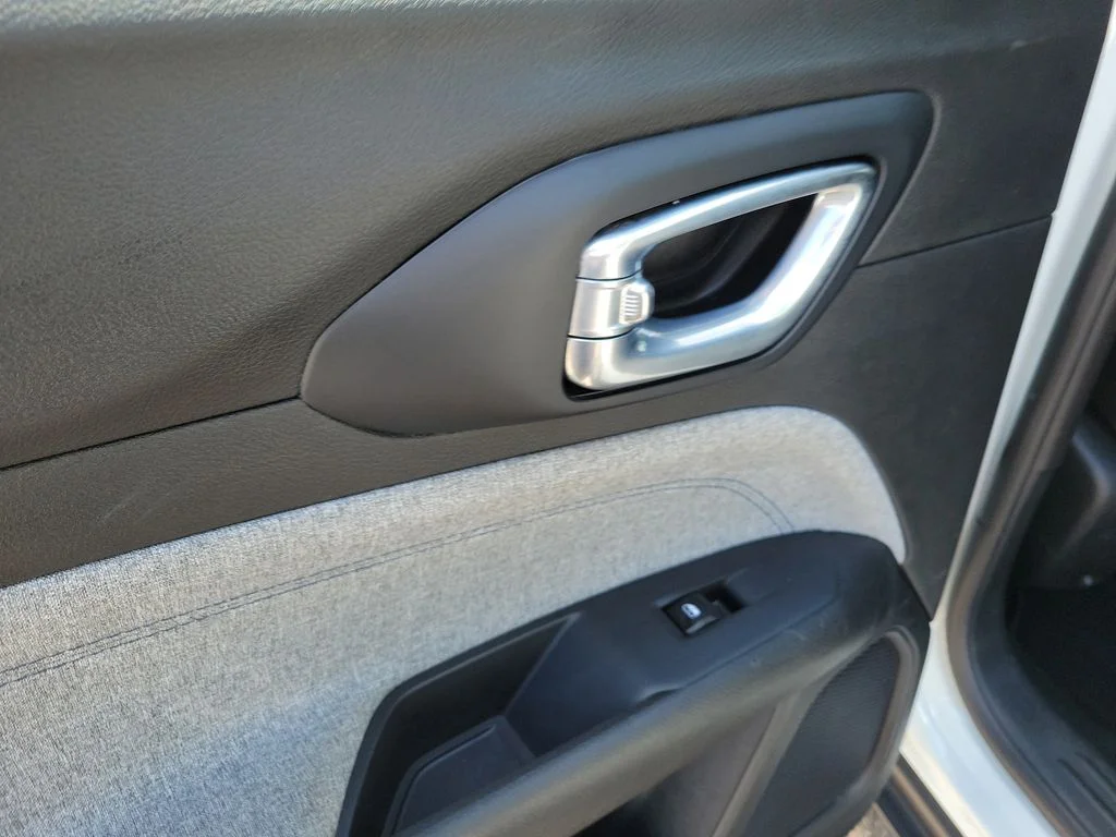 Used 2024 Silver Jeep Latitude image 17