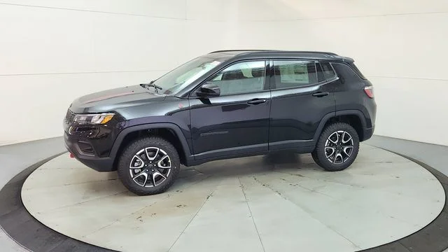 New 2026 Diamond Black Crystal Pearl-Coat Exterior Paint Jeep Trailhawk image 5