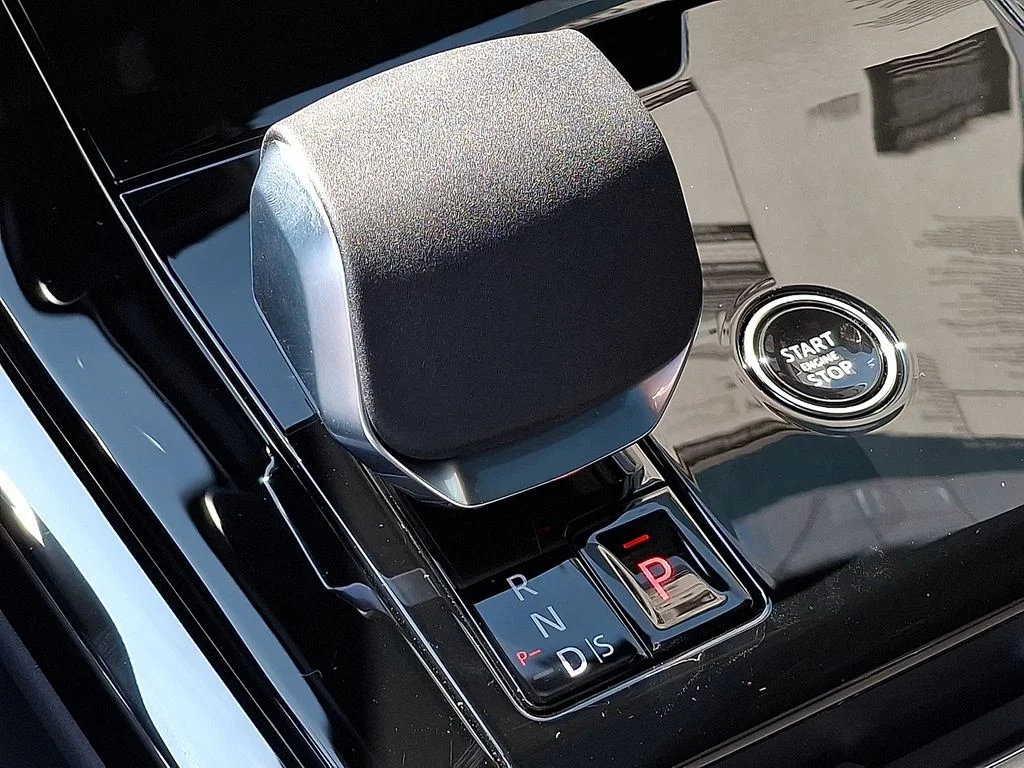 New 2026  Land Rover SE image 13