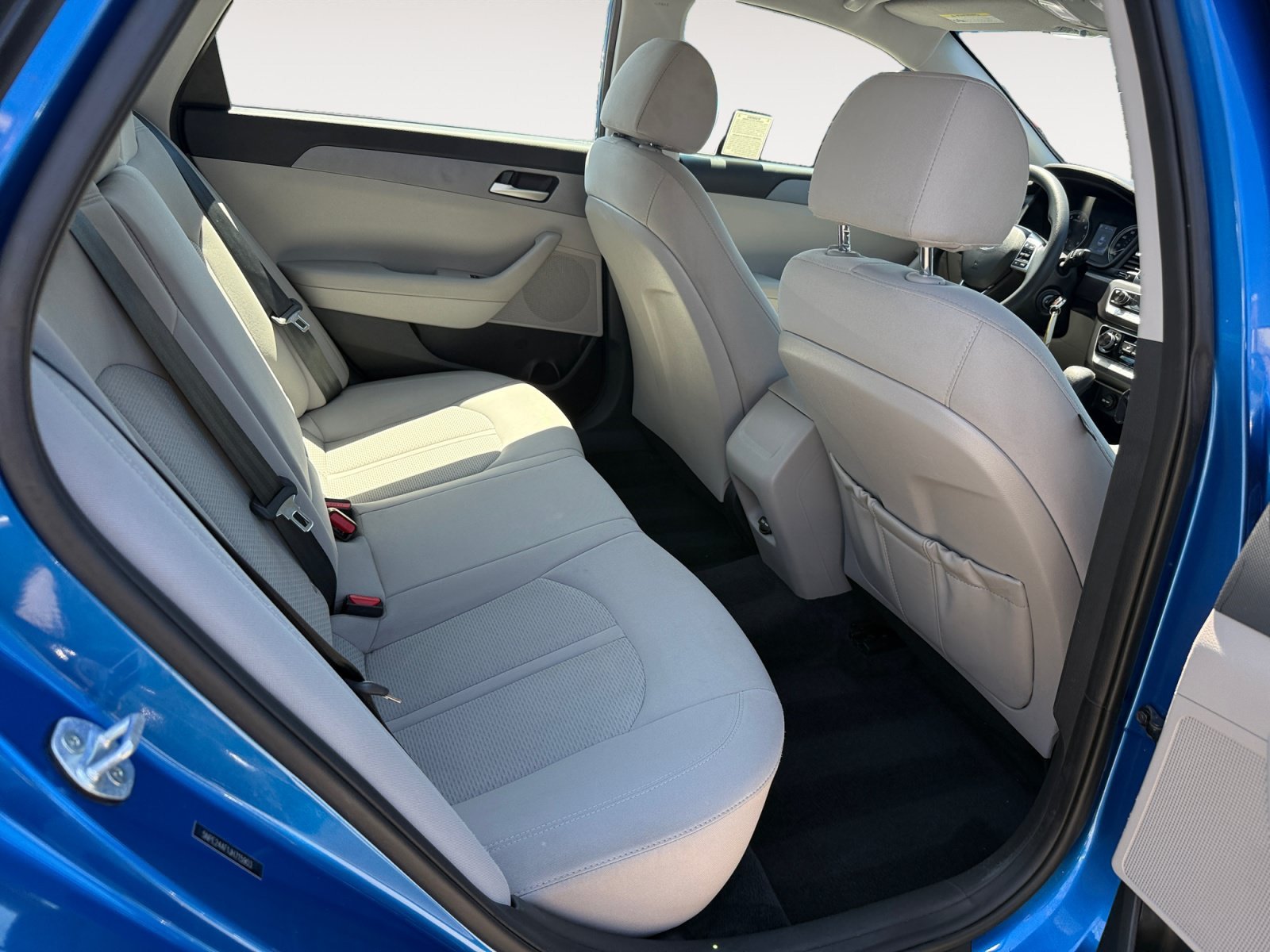 Used 2018 Electric Blue Hyundai SE image 17