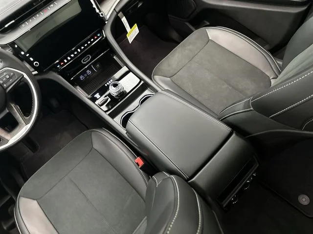 New 2026 Bright White Clear-Coat Exterior Paint Jeep Laredo Altitude image 25