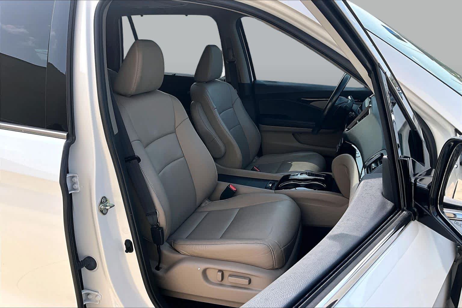 Used 2020 Platinum White Pearl Honda Touring 8-Passenger image 9