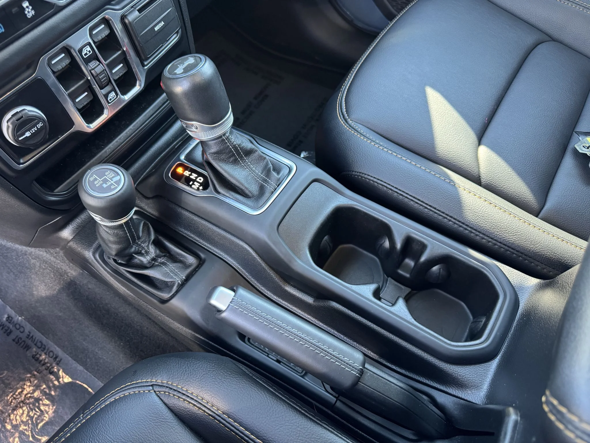 Used 2024 ANVIL CLEAR COAT Jeep Sahara image 25
