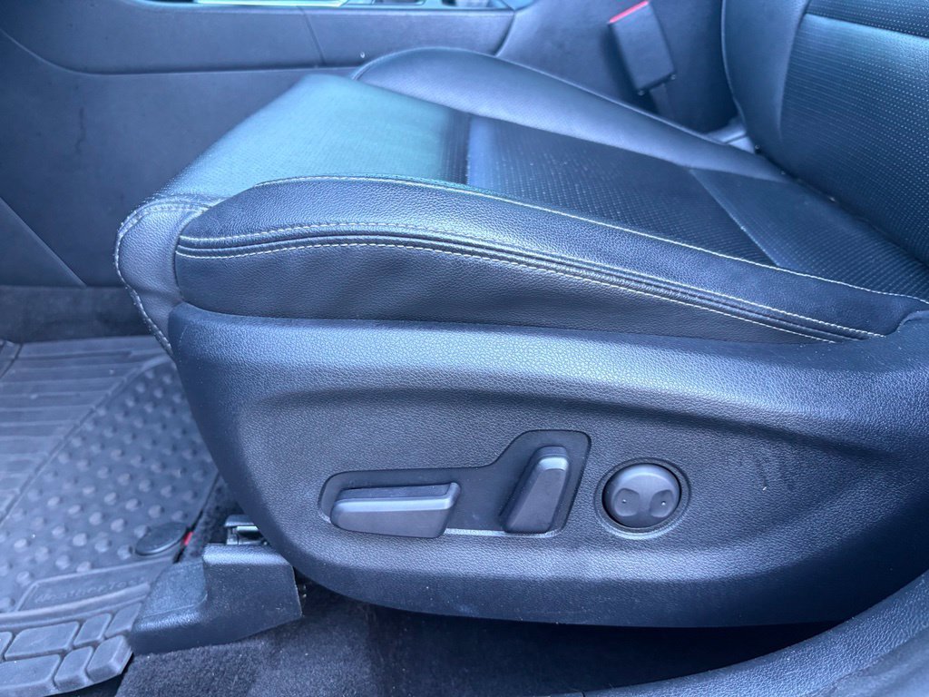 Used 2022 Red Kia EX image 17