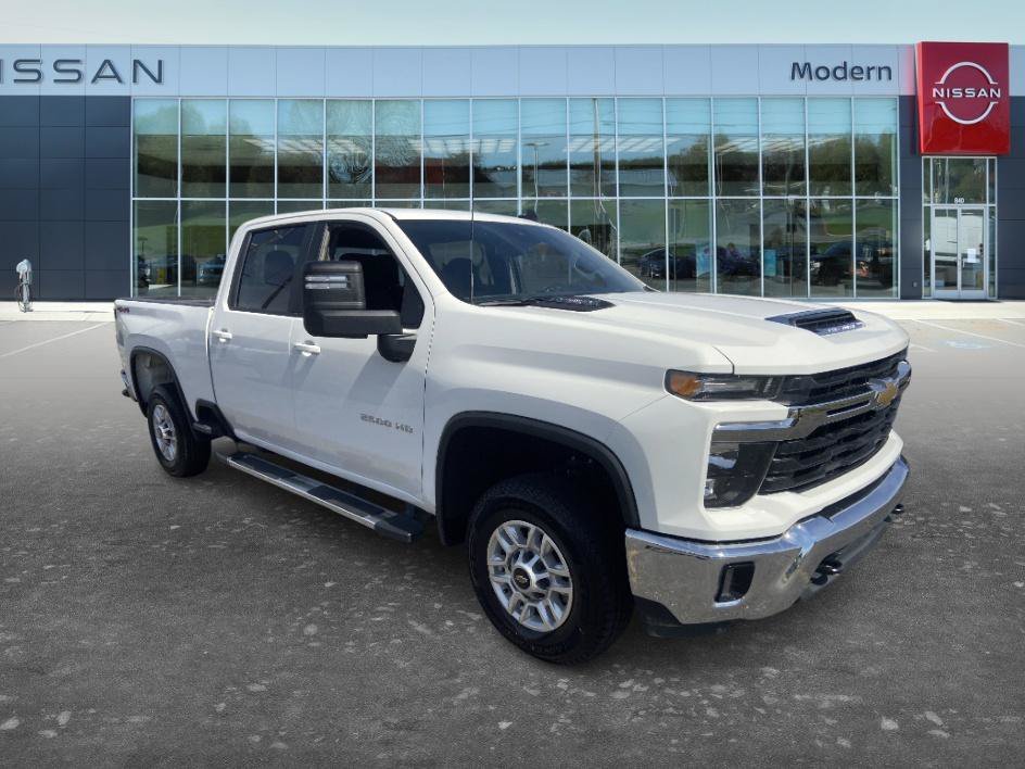 Used 2025 Summit White Chevrolet LT image 3