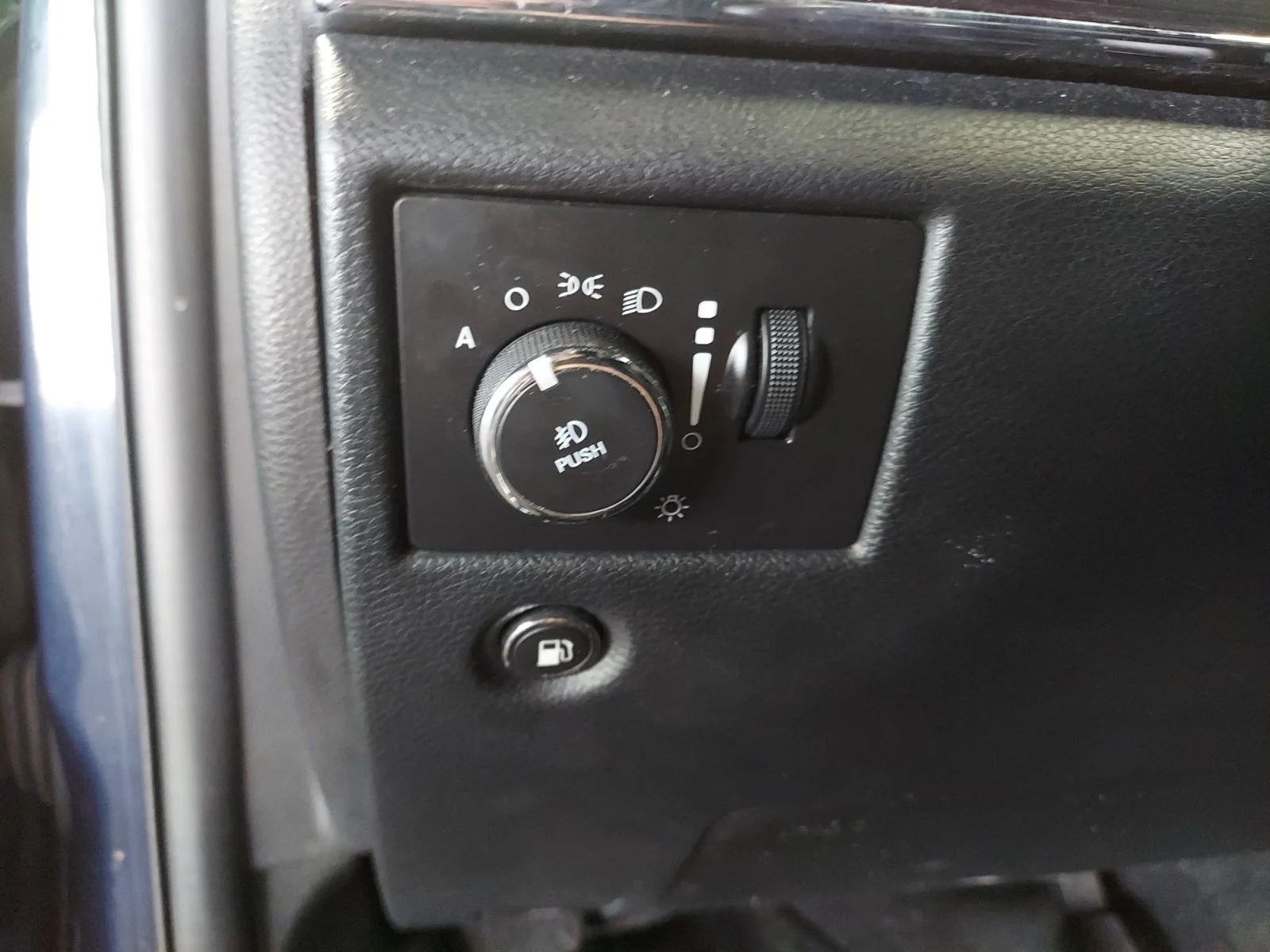 Used 2015 True Blue Pearlcoat Jeep Overland image 28