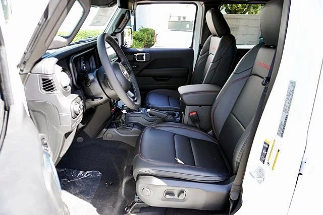 New 2026 Bright White Clear-Coat Exterior Paint Jeep Rubicon X image 21