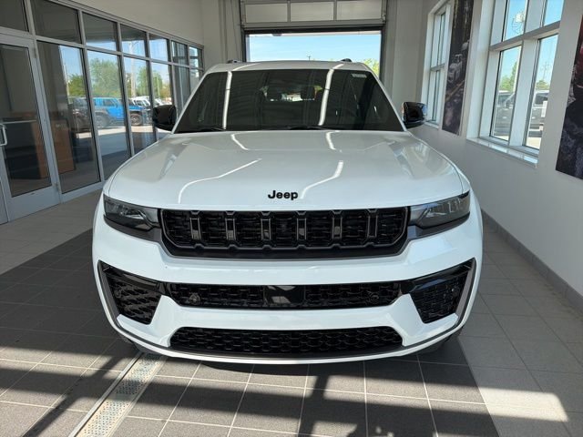 New 2026 Bright White Clear-Coat Exterior Paint Jeep Limited Reserve image 2
