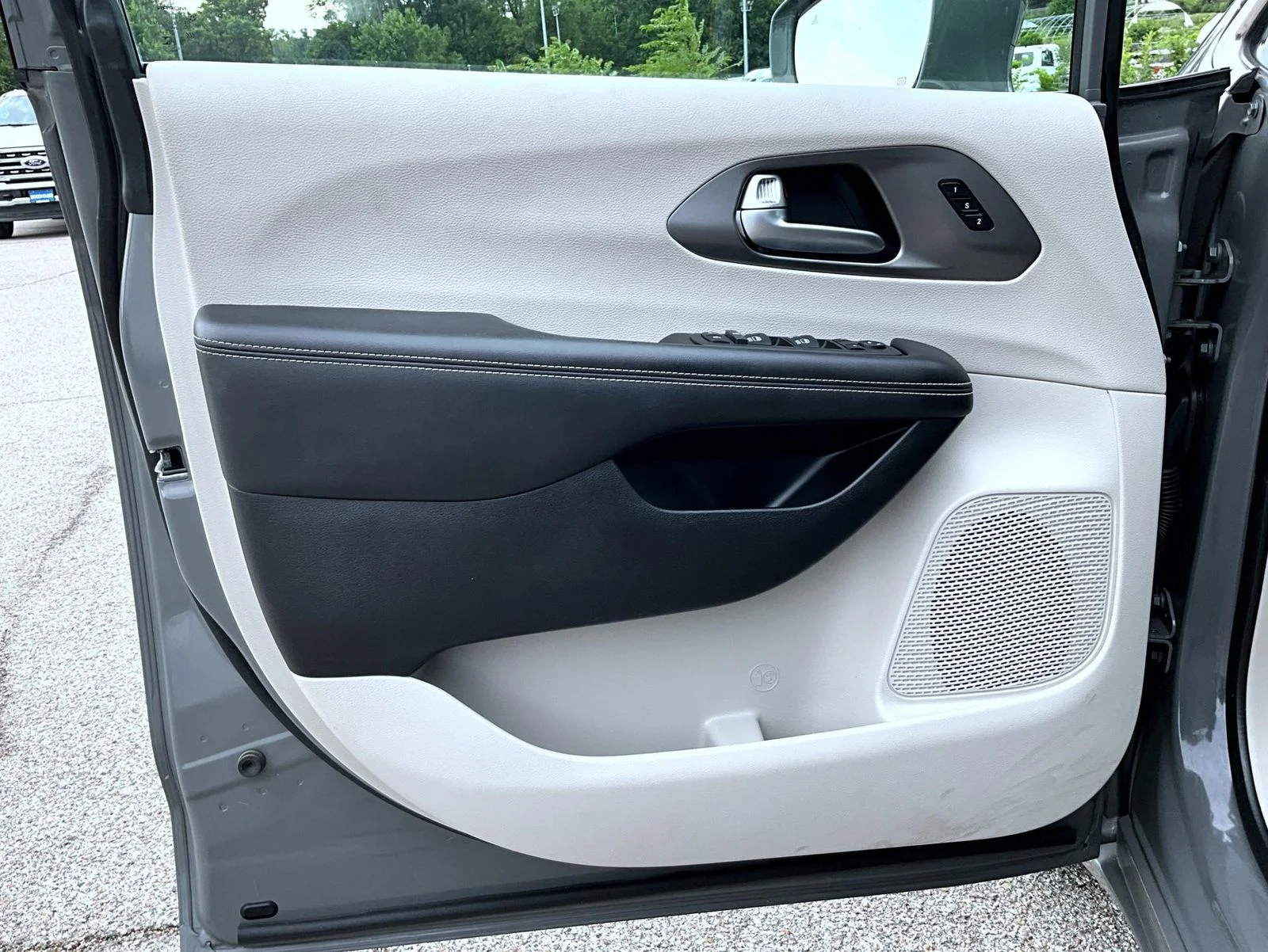 Used 2022 White Chrysler Touring L image 11