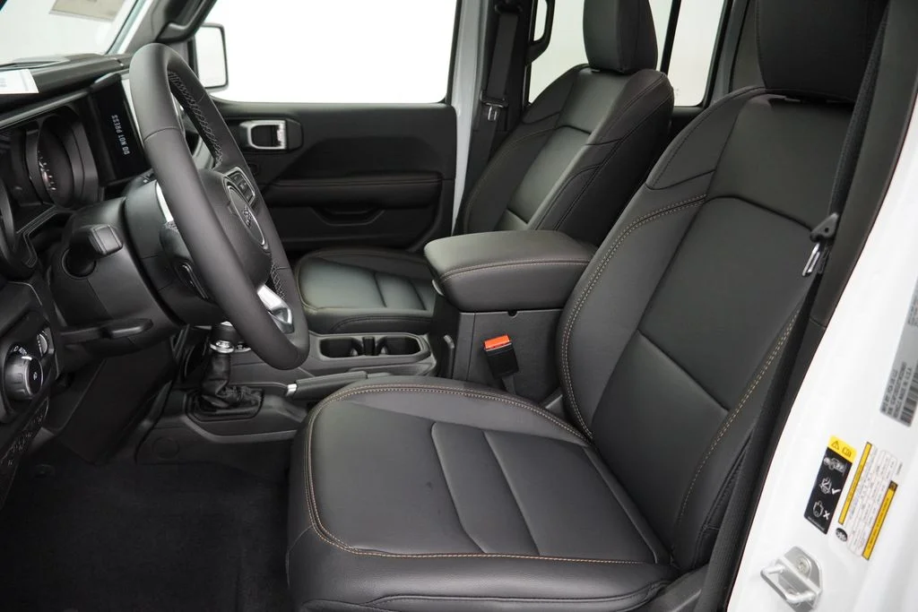 New 2026 Bright White Clear-Coat Exterior Paint Jeep Sahara image 15