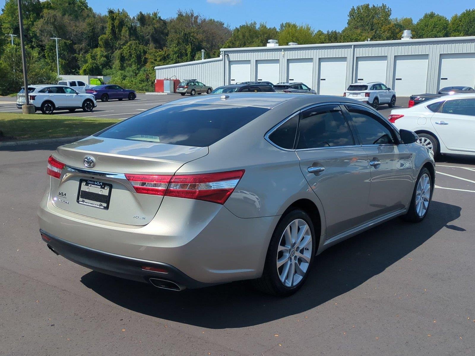 Used 2013  Toyota XLE Touring image 5