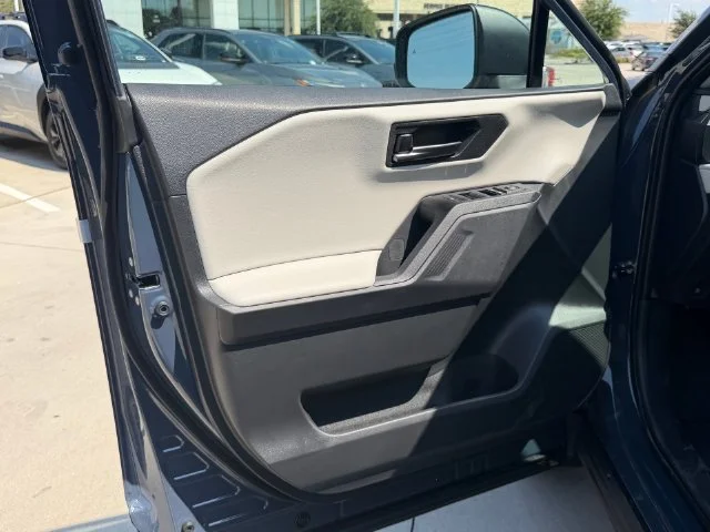 New 2026 Cloud Toyota XLE Premium image 8