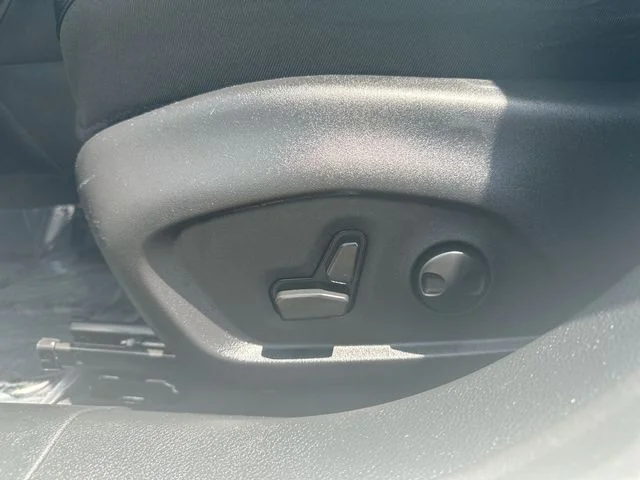 Used 2023 White Jeep Latitude image 14